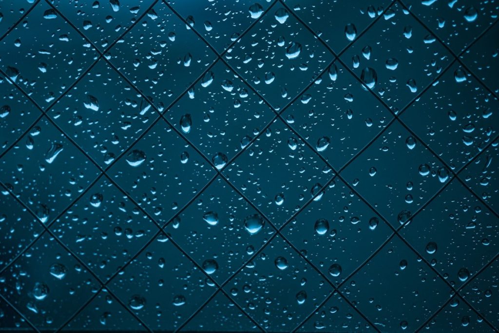 雨, 座る, 明かり, ブラック が含まれている画像

自動的に生成された説明